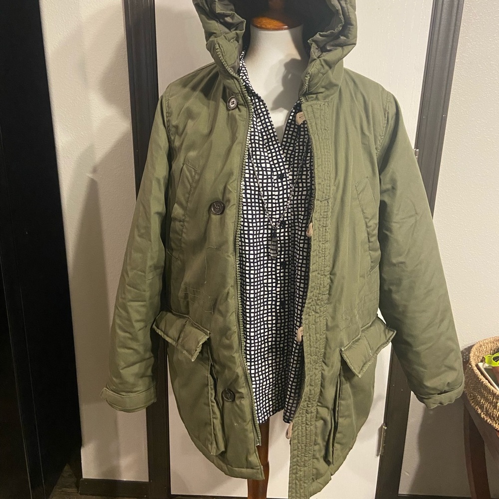 Military style Green puffer coat with hood with zipper. Pockets. Quilted lining